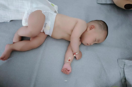 随县宝宝脸上有白色斑块 随县宝宝脸上有白色斑块